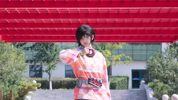 An OOO cosplayer trapped in a closed school transforms online