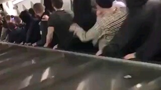 The escalator in the Rome Metro in Italy was out of control. The scene was shocking.