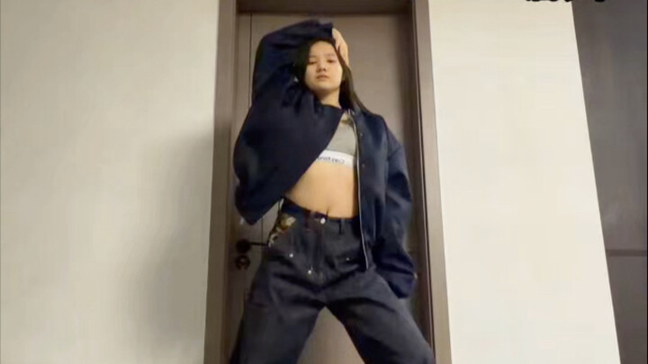 Nữ sinh trung học năm 2008 hát và nhảy toàn bộ bài Hey Mama với mic mở.