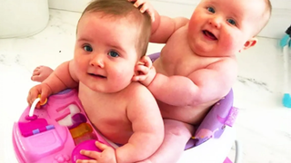 Twins Baby Awesome - ลูกแฝดที่น่ารักที่สุดที่เล่นด้วยกัน