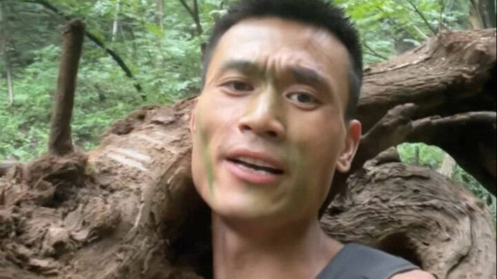 小哥野外生存连吃带拿