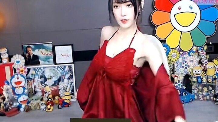 Gaun terusan bertali merah dengan mantel merah, stoking hitam bertali, sepatu hak tinggi merah, mund