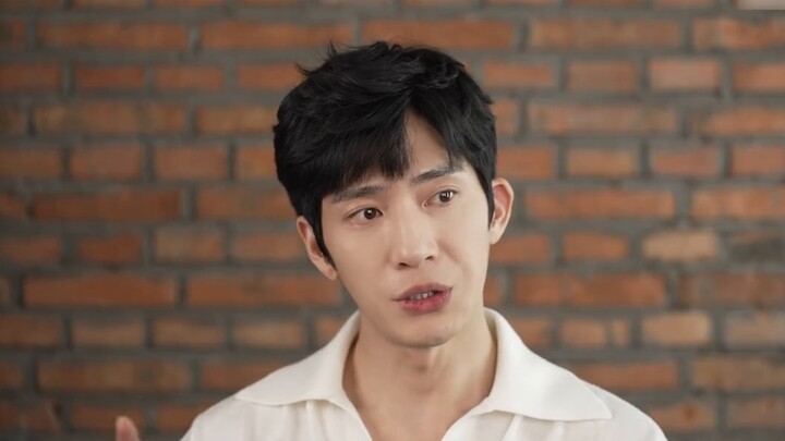 Edisi ini mewawancarai aktor Jing Boran, yang mengakui bahwa ia beruntung memiliki karir akting yang