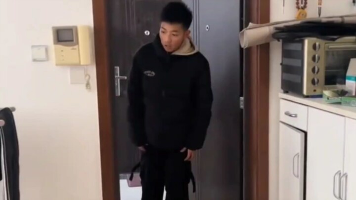 คุณแม่ซื้อลูกหมาให้ลูกชายเป็นของขวัญเซอร์ไพรส์ แต่คอมเมนต์กลับพากันทึ่งกับท่าทางตอนเด็กชายกลับบ้าน