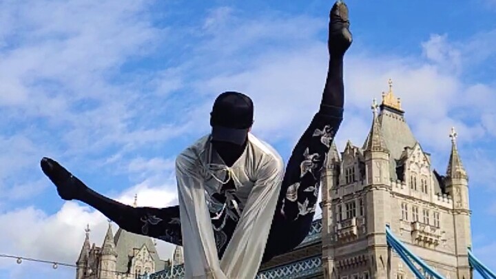 ปล่อยให้แขนเสื้อจีนโบยบินบน Tower Bridge ในลอนดอน