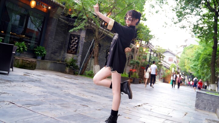 【Shining Moon Fish】Dancing with skewers in Kuanzhai Alley is so thrilling (⑉°з°)-♡ Touching the sky 