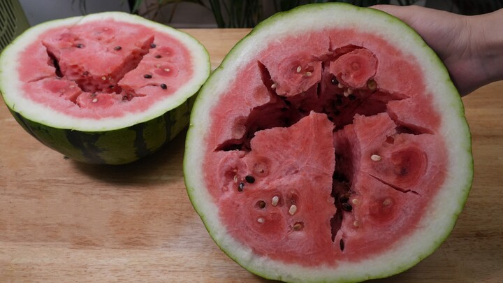 Remember not to buy watermelons like this—they have thick rinds and are hollow inside.