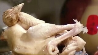 Ông già ăn thịt gà luộc với một bình rượu ngon, và nó có vị rất ngon!