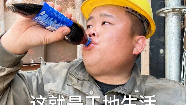 ทำงานมาทั้งเช้ารองเท้าก็พังแล้ว ต้องกลับไปเปลี่ยนอีกคู่～บะหมี่ราดหน้ากับน่องไก่! หอมมาก～