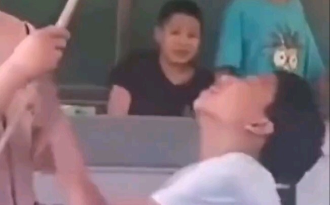 Anak-anak pakai kantong plastik jadi kerudung pengantin, tapi yang angkat cadar merah malah gurunya!