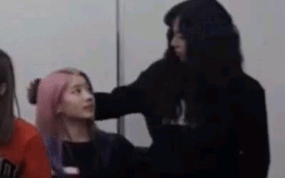 TWICE’s Chaeyoung rejected Dahyun’s thigh and immediately pulled her into a hug.