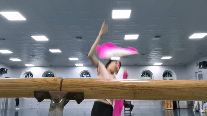 ㊙️！舞蹈生早期驯服扇子的视频流露出！