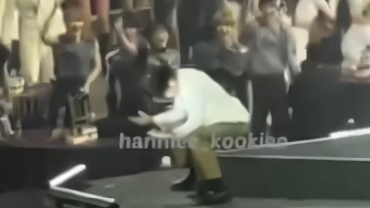 我那没有包袱的前辈!让台下艺人捂嘴的表演!你在用你的body干什么!
