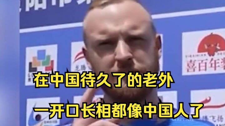 Bule yang sudah lama tinggal di Tiongkok sampai-sampai lupa sama sekali bahasa ibunya, begitu buka s