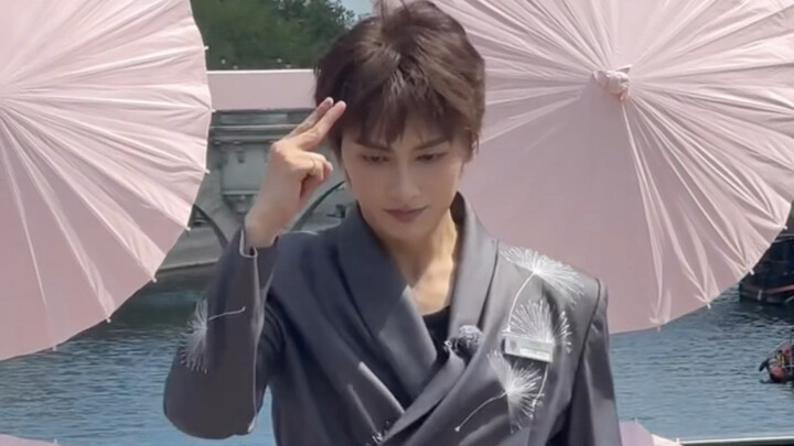 Wen Junhui danced to “Super,” “Thunder,” and “Limbo” on the streets of Paris to promote his songs, a