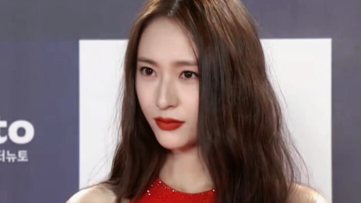 Who understands this shot! It really feels like the novel's female lead making a stunning entrance a