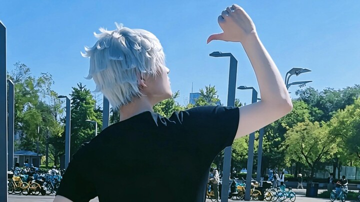 Lần đầu cosplay Gojo Satoru ở Shinjuku: “Thầy ơi, thuật thức của thầy thật là vướng víu quá”