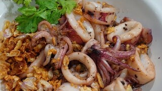 Squid with crispy garlic, squid recipe easy cooking ปลาหมึกผัดกระเทียมพริกไทยแบบง่ายๆ