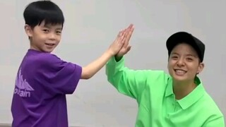 เด็กน้อยที่กำลังเรียนเต้นบังเอิญเจอเบอร์เบอร์ ได้เต้นด้วยกันสนุกมากเลย!