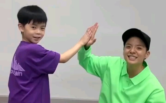 طفل صغير يتعلم الرقص يصادف بيربير، كم هو رائع أن يرقصا معًا!