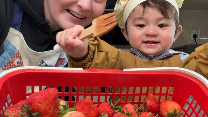 วันนี้น้องห่านช่วยคุณแม่ทำมัฟฟินสตรอว์เบอร์รีและเค้กชิ้นเล็ก