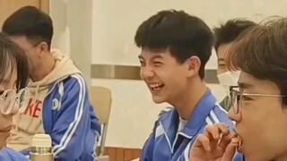 笑的好可爱的初中生