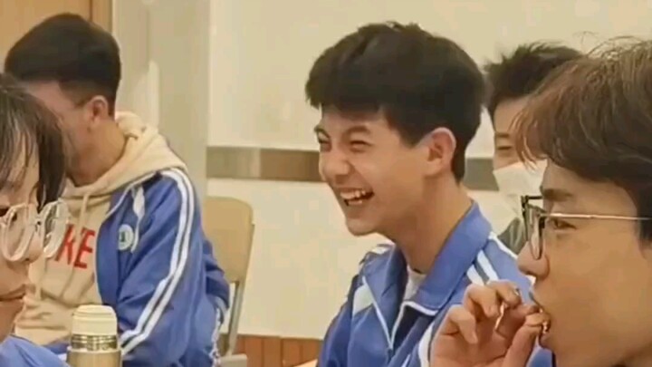 笑的好可爱的初中生