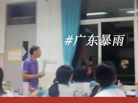 Talk about a teacher others wish they had! In Guangdong, as torrential rain poured down, this senior