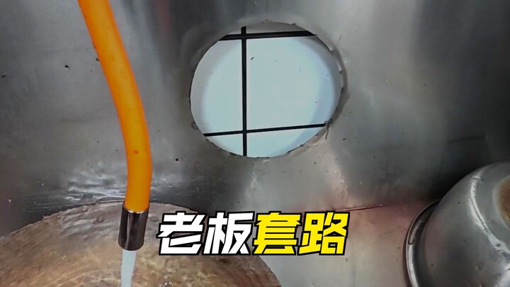 Có một vị khách nhất định phải mua cho bằng được một con cá không còn tươi.