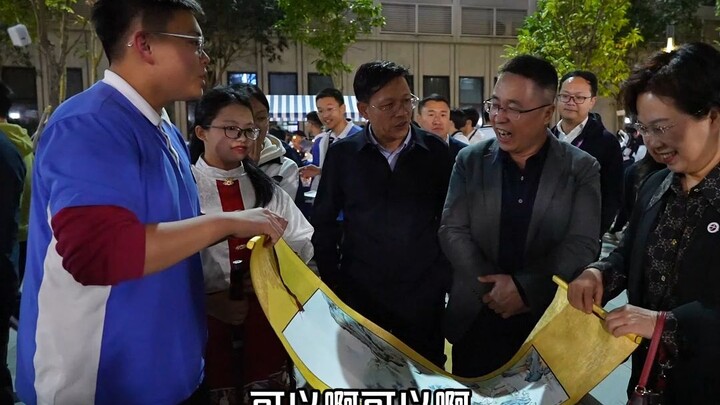 On December 30, at Shengao High School’s Campus Night, students set up stalls to sell their own pain