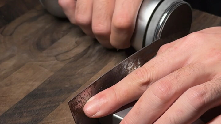 Bend a kitchen knife with a banana!!!