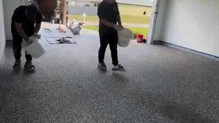 车库地面施工，有知道这是什么材料的吗？