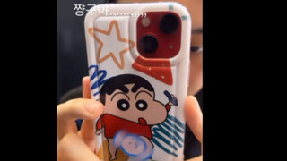 Yongzhi cuối cùng đã nhận được chiếc ốp điện thoại Crayon Shin-chan do Caiyuan tặng