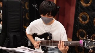 Kolaborasi luar biasa dari pemain bass dan pemain keyboard yang pasti belum pernah Anda lihat