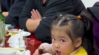 الفتاة التي مُنعت من شرب المشروب تقول أقسى العبارات لكنها لا تجرؤ على احتساء ولو رشفة واحدة.