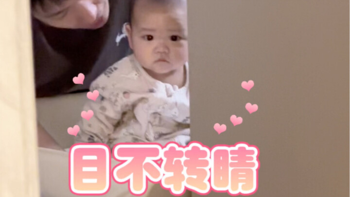 เจ้าตัวติดแม่สุดๆ แอบมองเงียบๆ รอแม่เป่าผมอยู่แบบนี้เลย