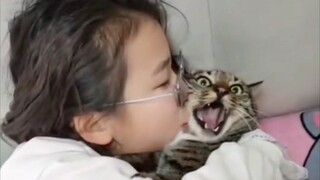 أنا وصاحبتي المسكينة التي تجمع فضلاتي