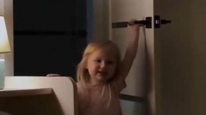 شاهد كيف تقنع الطفلة اللطيفة والديها بمرافقتهما لها في النوم! المتابعون: طفلة لطيفة ذات ذكاء عاطفي ع