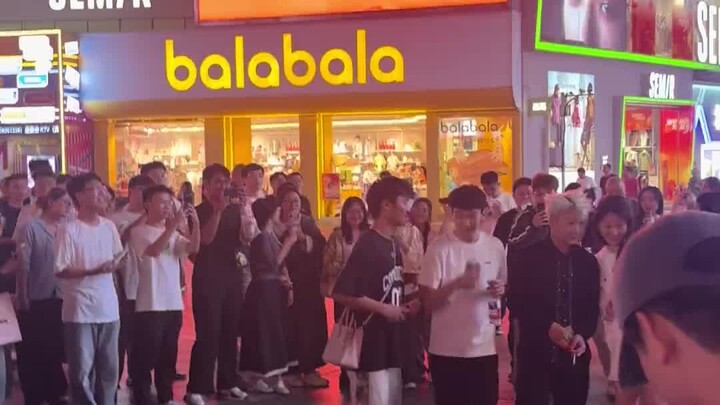 Cậu nhóc Vương Biên này sao toàn fan nữ vậy!