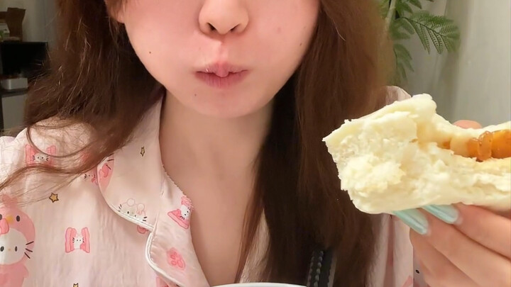 พอได้กินของอร่อยก็เงียบไปอีกแล้ว