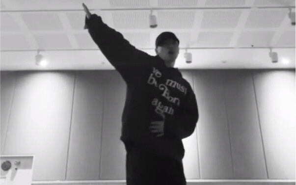 BIGBANG’s Dongyoungbae and TAEYANG Taeyang’s latest dance practice video made me cry. BIGBANG really