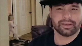 国外一网友晒出自己女儿得知自己确诊癌症后，笑着问他：想看她剃光头吗？
