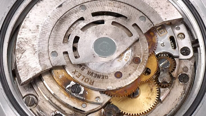 A watch that had been soaked in seawater looks this beautiful after being restored.