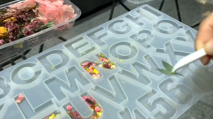 يمكن أن يكون صنع مصباح ليلي باسمك أمرًا رومانسيًا جدًا أيضًا～