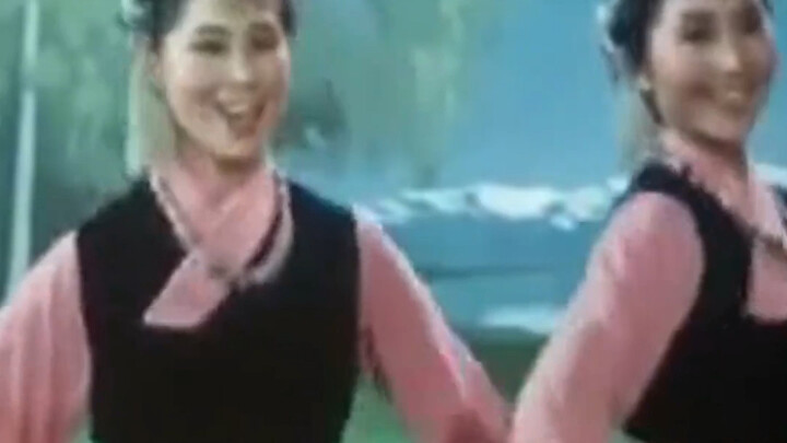 Tarian Tibet langsung terasa penuh kekuatan dan kemegahan.