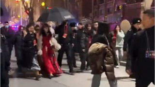 Dilireba’s bodyguard never bows her head when traveling