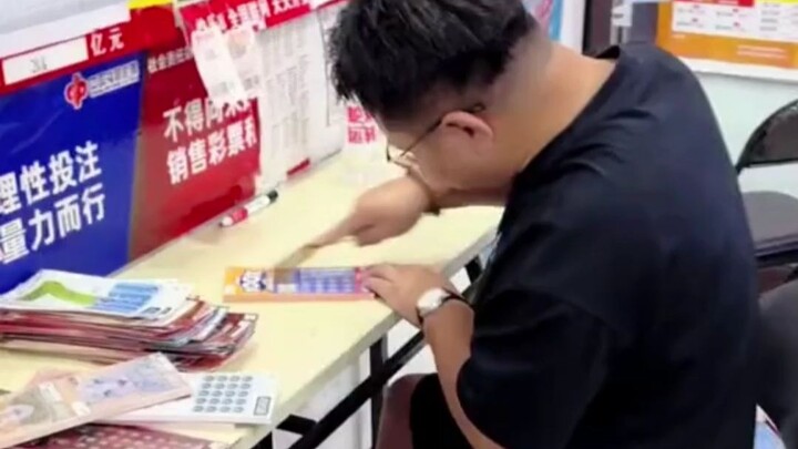 The first-prize winner finally shows up! _First prize _Lottery _Totally unexpected