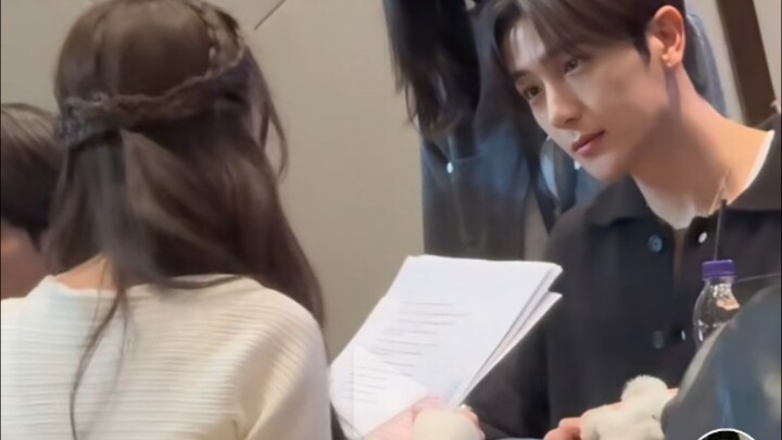 Khi idol nam gặp fan nữ xinh đẹp đến tham gia buổi ký tặng offline: video 800 nghìn like trên TikTok