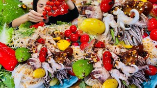 ตำปลาหมึกๆ ข่อยกินได้แซ่บได้นัวคักคลิปนี้ บักเขือเทศหว๊านหวาน เสียงแอบเซ็กซี่หน่อยนะคะ จุ๊กกรู๊😁😁