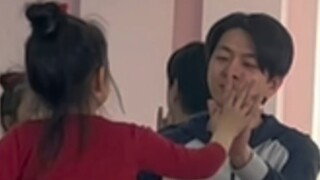 Khoai tây nhỏ học nhảy.